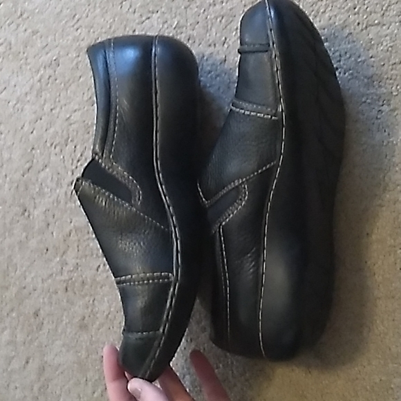 Women's Black Clarks Shoes, Size 7.5 - Picture 4 of 7